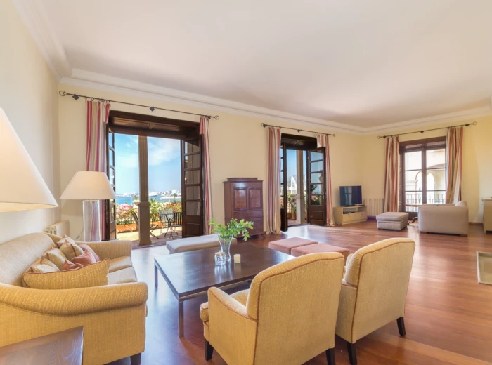 Belle Etage with sea view terrace and parking in the Old Town of Palma de Mallorca-4