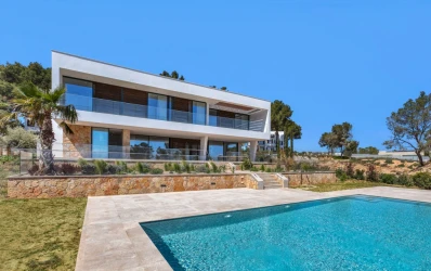 Spacious newly built sea view villa with flat garden