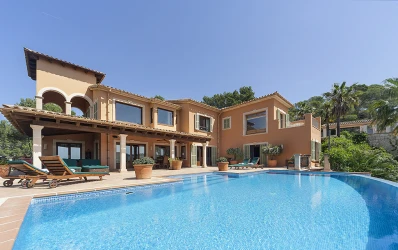 Mediterrane Villa mit Meerblick