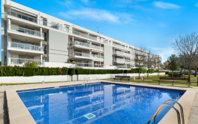 Helles Apartment mit Meerblick, Pool und Terrasse