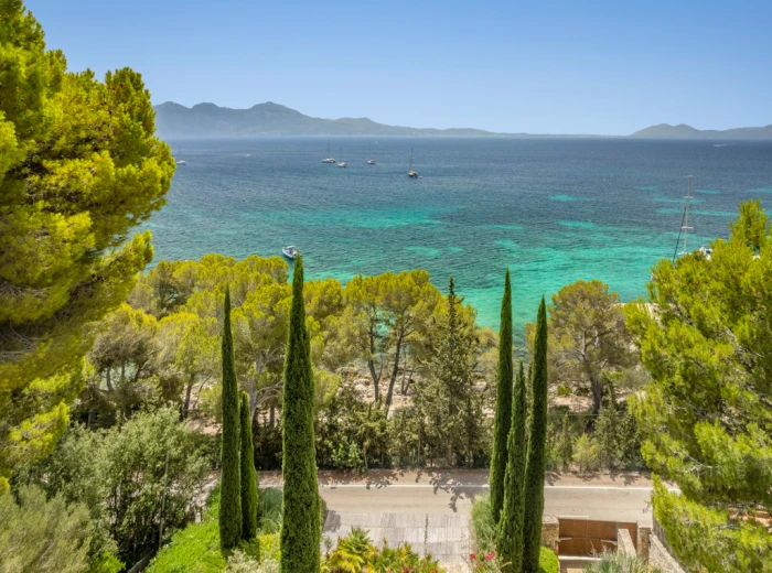 Lujosa propiedad con vistas a la playa de Formentor-25