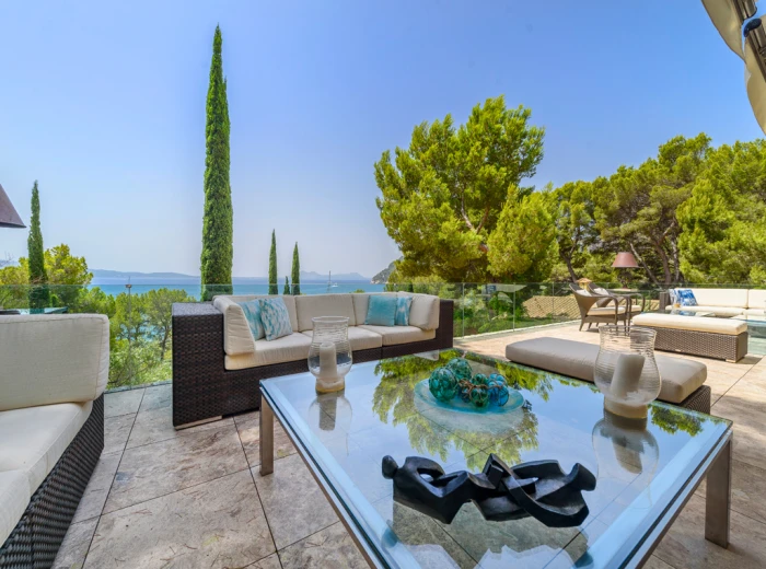 Luxury villa with beachfront view in Formentor-7