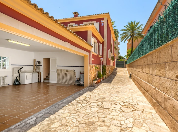 Schöne Villa mit Pool in privilegierter Lage an der Playa de Palma - Mallorca-10
