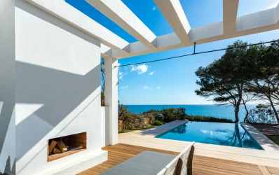 Spectacular villa on the seafront in Cala Pi